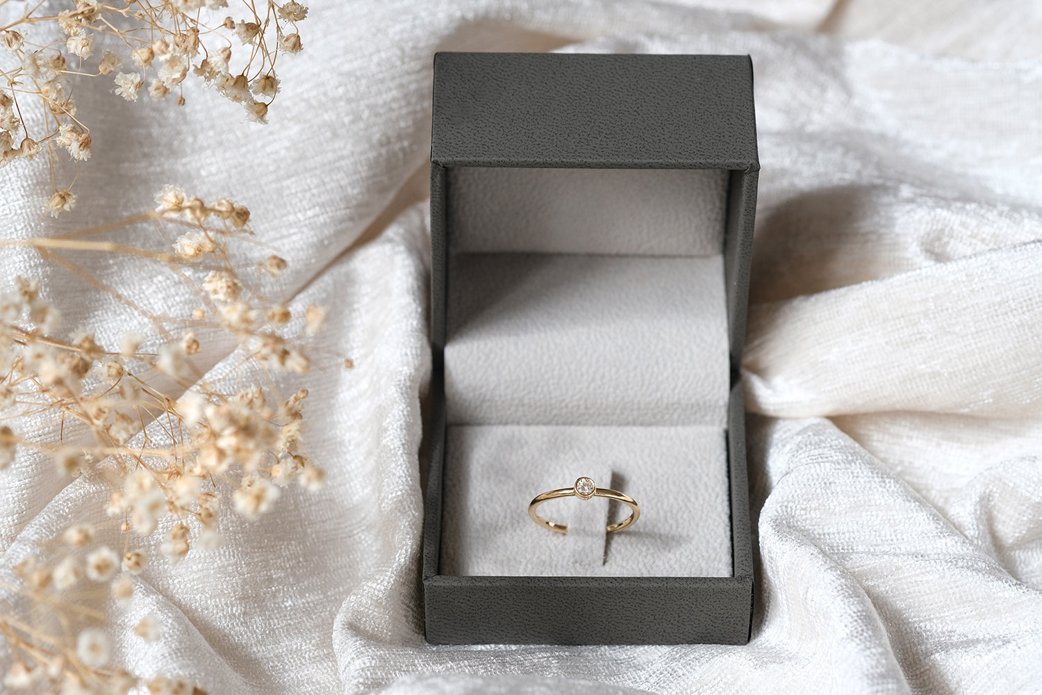 טבעת אירוסין זהב משובצת יהלום סינגל