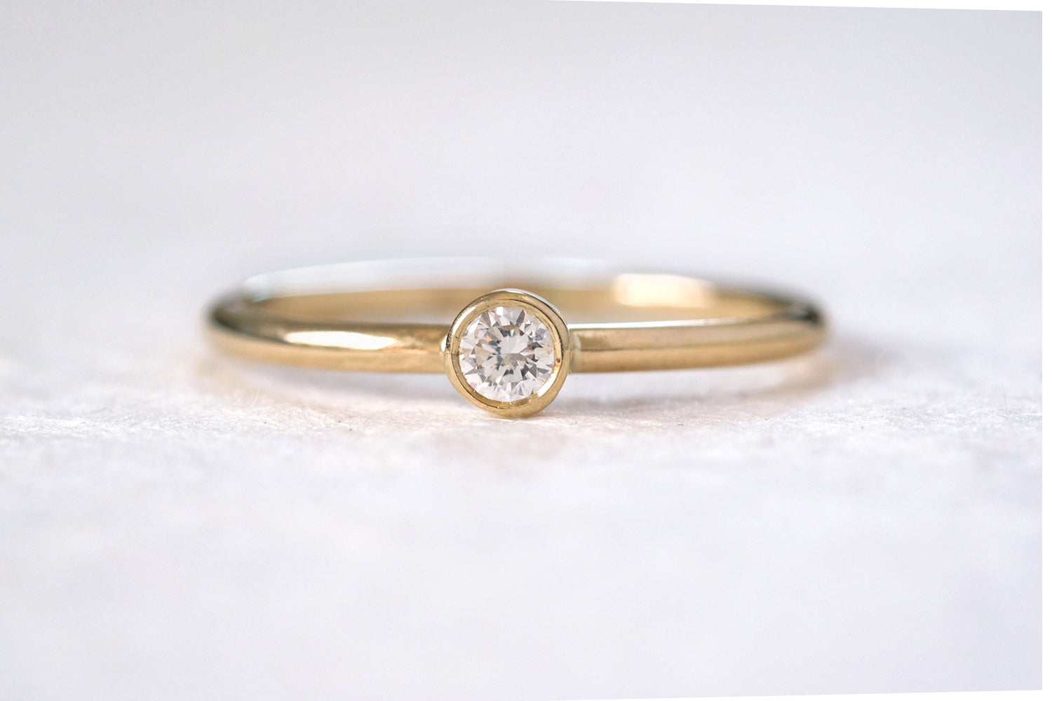 טבעת אירוסין זהב משובצת יהלום סינגל