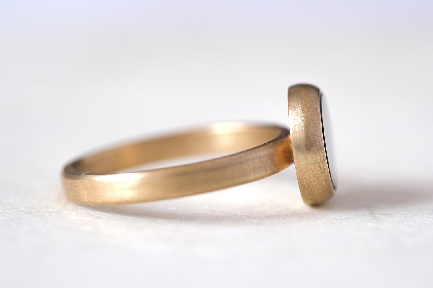 טבעת זהב משובצת באוניקס