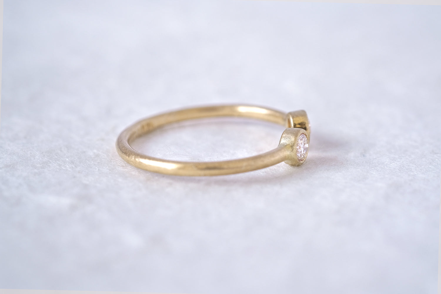 טבעת אירוסין זהב פתוחה משובצת בזוג יהלומים