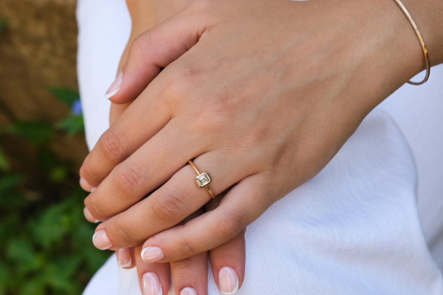 טבעת אירוסין זהב משובצת יהלום - חיתוך אמרלד