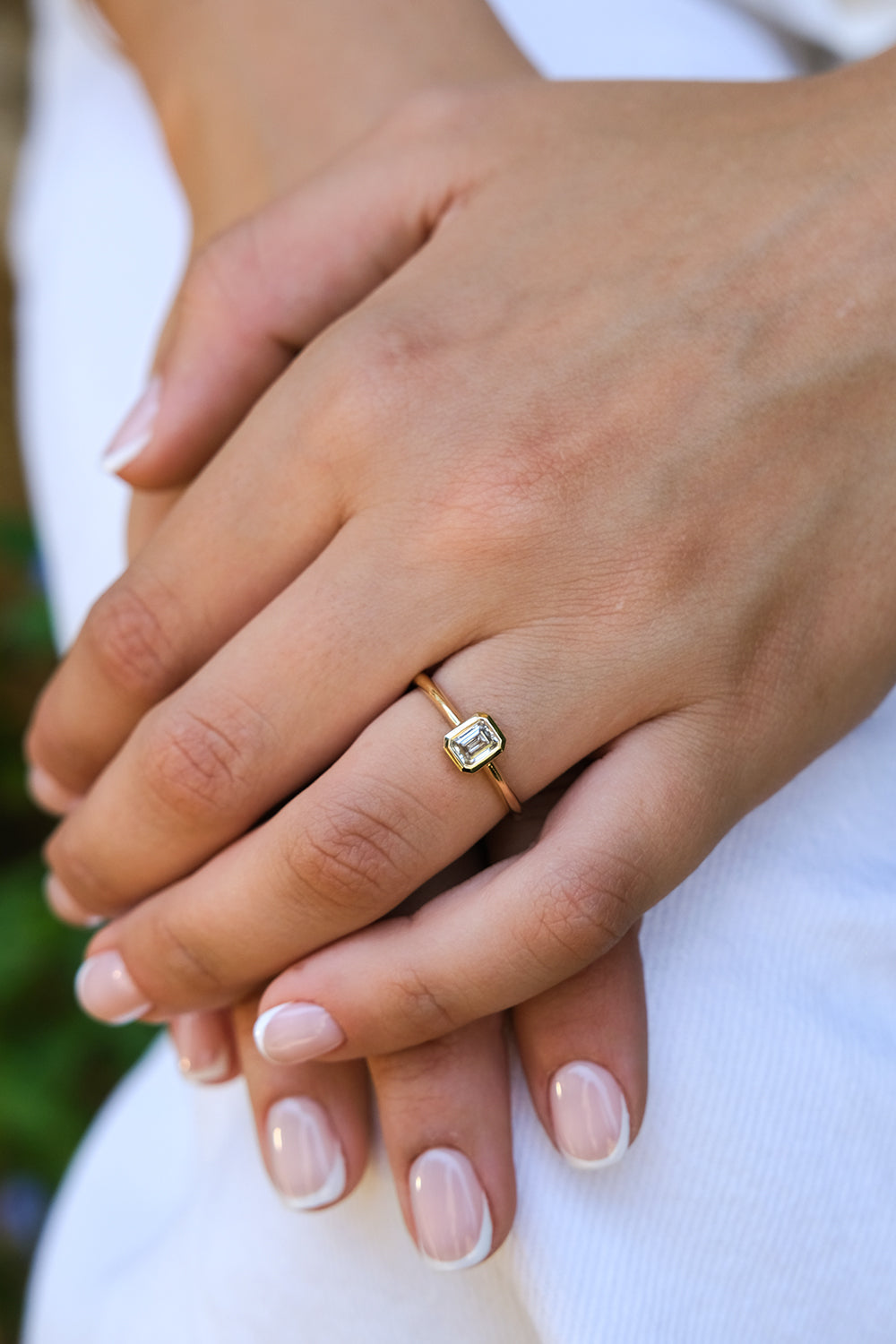 טבעת אירוסין זהב משובצת יהלום - חיתוך אמרלד
