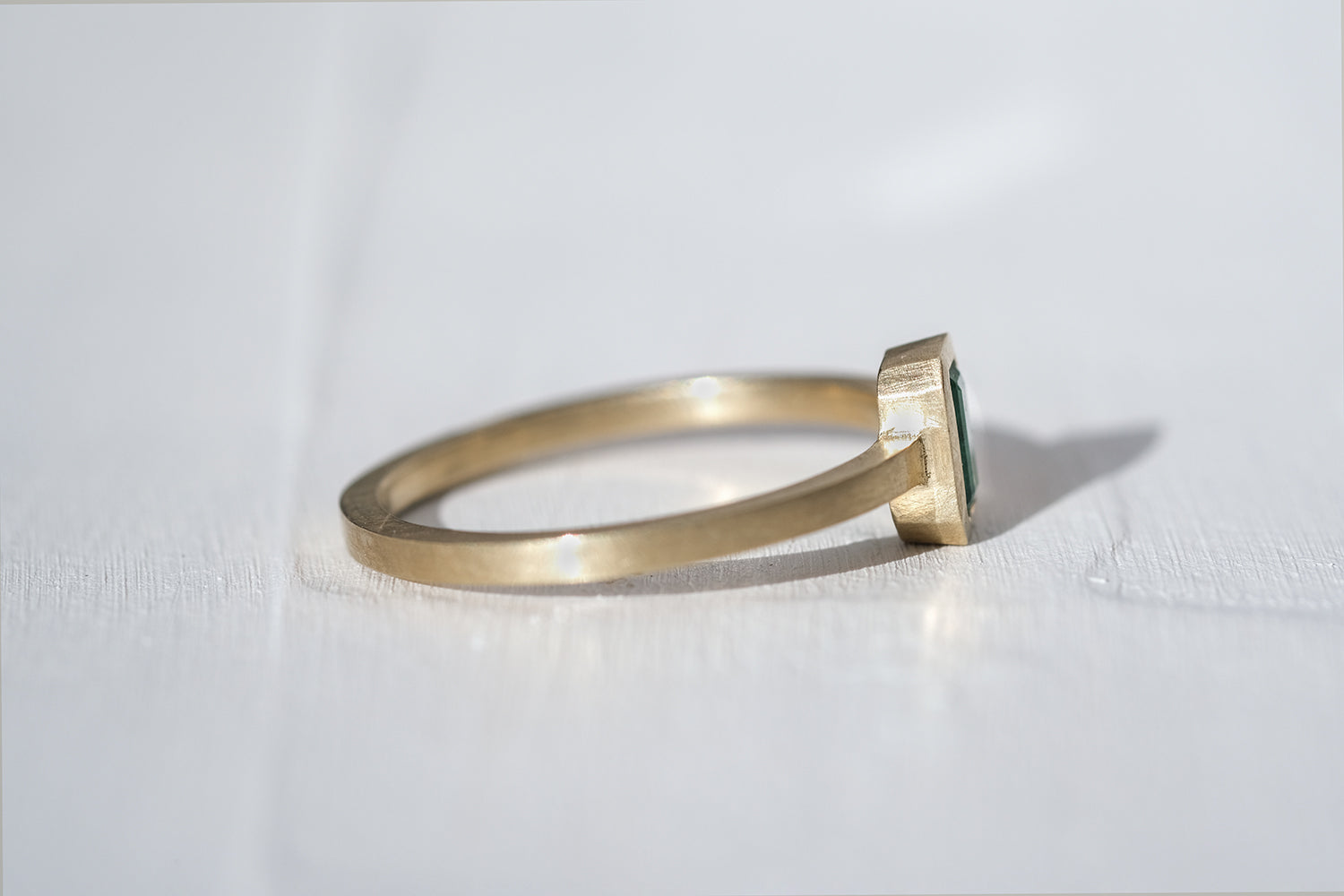 טבעת זהב משובצת באמרלד