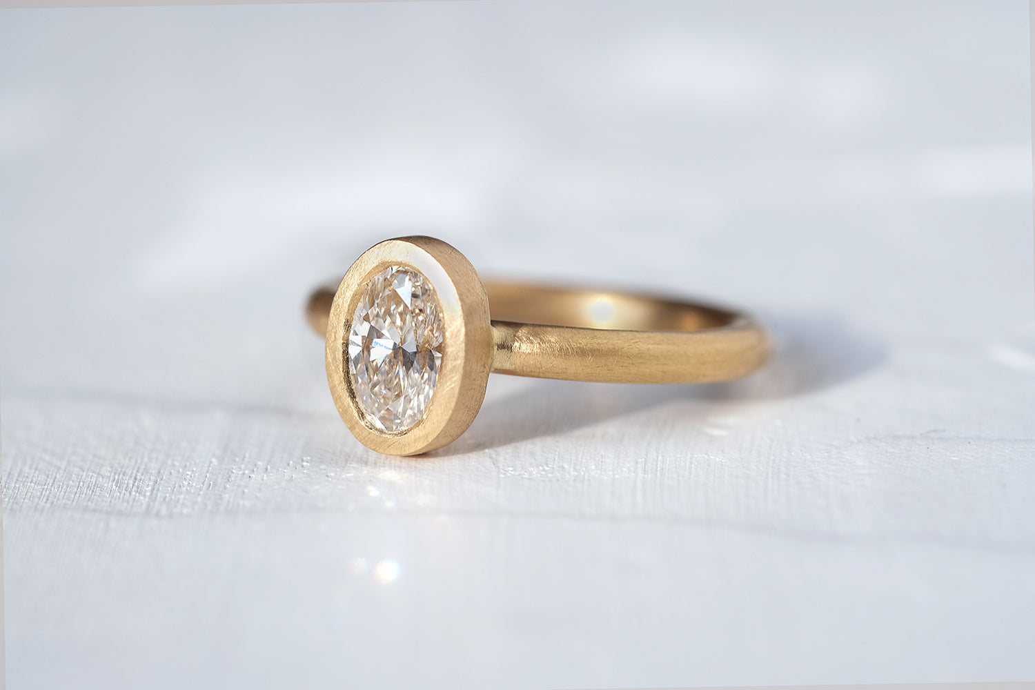 טבעת אירוסין זהב משובצת יהלום - חיתוך אובלי