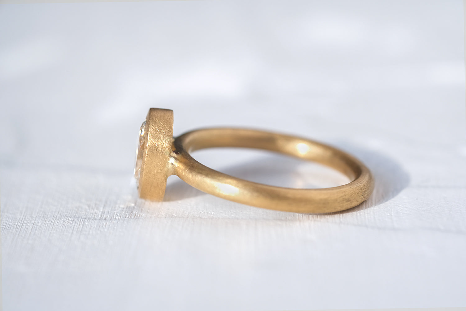 טבעת אירוסין זהב משובצת יהלום - חיתוך אובלי